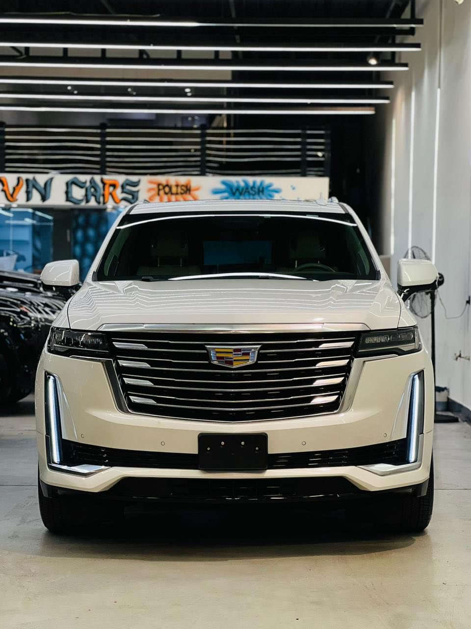 كديلاك اسكاليد حجم الارج 2022 ماشيه 18 الف كيلو اخت الزيرو🔥
فول فول مواصفات 
بجم كبس 
36 سماعه 
دوسه كهرباء 
مرقم بغداد تحويل ثاني يوم  باسمي السياره مالك اول اني مستوردها وسياره بلاد برغي ممفتوح بيها 
السعر الاتصال على رقم ***********/
*********** مكان السياره بغداد
