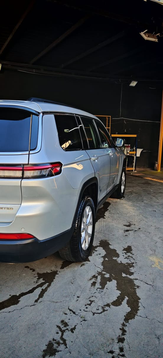 ‎جيب كراند شيروكي 2023
رقم بغداد باسمي تحويل مباشر
مكفولة 
الضرر بارد جانبي خفيف بدون صبغ بدون ايرباك
7 راكب 

المواصفات:

‎* دفع رباعي
‎* قيادة ذاتية عند المنعطفات.
‎* رادار امامي مع مانع تصادم .
‎* تحذير الخروج عن المسار . 
‎* مستشعر نوم السائق مع نظام التوقف الآلي 
‎* تحذير النقطة عمياء ⚠ .
‎* نظام تحذير عند التقاطعات 
نظام تحذير عند تجاوز السرعة المحدده 
‎* إنارة محيطية. 
‎* تعديل وضعيات مقود السائق كهربائيا. 
‎* مرايا تعتيم ذاتي. 
‎* شاشه كبيرة 10.1 انج . 
‎* نظام الخرائط (GPS) 
‎* لوحة القيادة بقياس 12 أنچ. 
‎* المصابيح الأمامية زنون .
‎* كشافات الضباب زنون . 
‎* دخول ذكي. 
‎* بصمة ابواب للدخول الذكي. 
‎* تشغيل عن بعد .
‎* الصندوق الخلفيي كهربائي .
‎* فرش المقصورة الداخلية من الجلد الطبيعي الفاخر .
‎* اضافات من الخشب الطبيعي للمقصورة الداخلية. 
‎* ذاكرة لحفظ وضعيات الجلوس للسائق. 
‎* المقاعد الأمامية كهربائية .
‎* المقاعد الأمامية تدفئة
‎* حساسات امامية. 
‎* حساسات خلفية. 
‎* مكيف خلفي مع وحدة تحكم منفصلة . 
‎* تدفئة ستيرن . 
‎* مانع تصادم خلفي .
‎* بلوتوث تلفون . 
‎* محدد سرعة . 
‎* نظام التشغيل والاطفاء الاوتوماتيكي .
‎* نظام بريك اوتماتيكي .

رقم الشاصي: 

1C4RJKBG5P8821052

السعر : 330 ورقة بيها مجال 
التواصل : ***********
