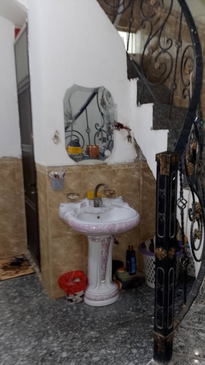 بيت للبيع مساحة 150 في الفضليه حي المدني الثاني قرب مدرسة محمد باقر الصدر طابقين ...الأول غرفتين وصاله واستقبال وصحيات داخليه وخارجيه والثاني سويت ومخزن ومطبخ الاتصال  بالرقم واتساب ***********
