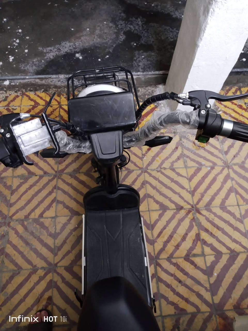 السلام عليكم 
دراجه شحن للبيع حجم 14 بطاريته 48/15امبير تمشي بل شحنه الوحده 20كيلو ماخذه قبل 5ايام جديده ونضافه فول سرعته 30 مال اعمار صغيره بيه بصمه وقفل  
سعر250نهايته (محتاج فلوسه) 

مكاني الدوره
***********
