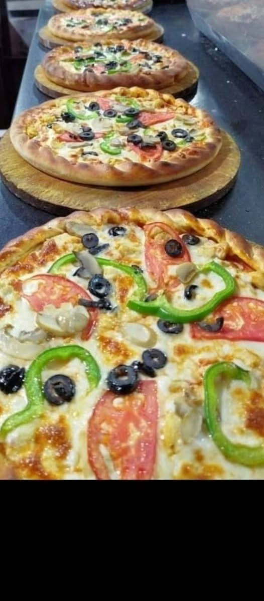 يقدم لكم لحم بعجين البركه عروضات بيتزا إيطالي شرط شغل درجة اولى طعم وذوق جرب وشوف  للحجز مفتوح من ساعه 12 ظهر الى ساعه 9 ونص مسائا يوجد توصيل كل 3 بيتزا حجم وسط بي 12)  وكل 3 بيتزا حجم كبير عائلي بي 15 مع بطل ببسي مجانا يوجد كل انواع البيتزا موجود ( يوجد توصيل للحجز على الرقم المنشور ( ***********
