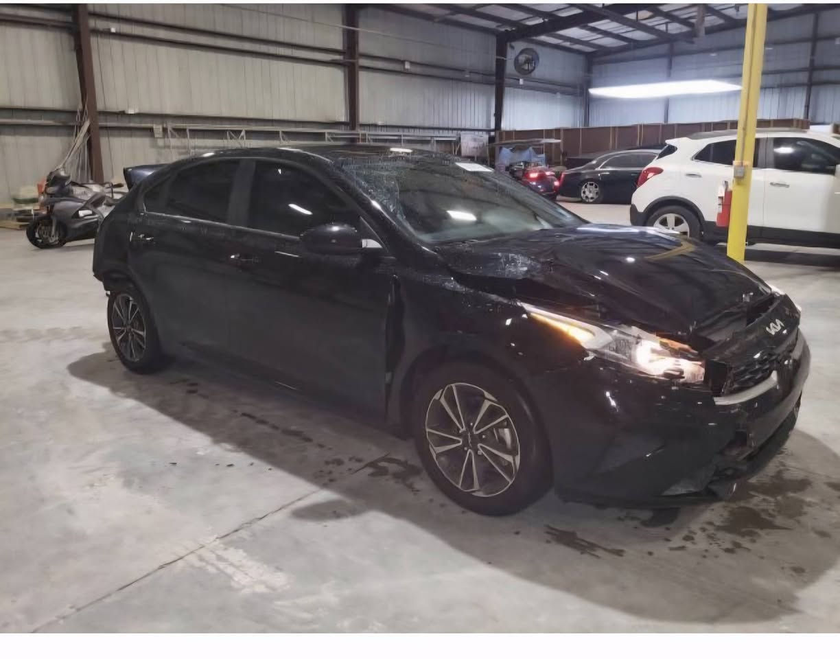 سلام عليكم  فورتي موديل 2023 سيارا ماشييا 12الف  سياارا حادثها خلفي بدون شواصي سليما او حوض  البنيت بارد او الجاملق اليمن بي بارد او الحافا مال بنيد بارد  سيارا داخل بيجي  السعر 135بيها مجال   سيارا مرقما كاملا بغداد العنوان بغداد الدورا  رقم الهاتف ***********
