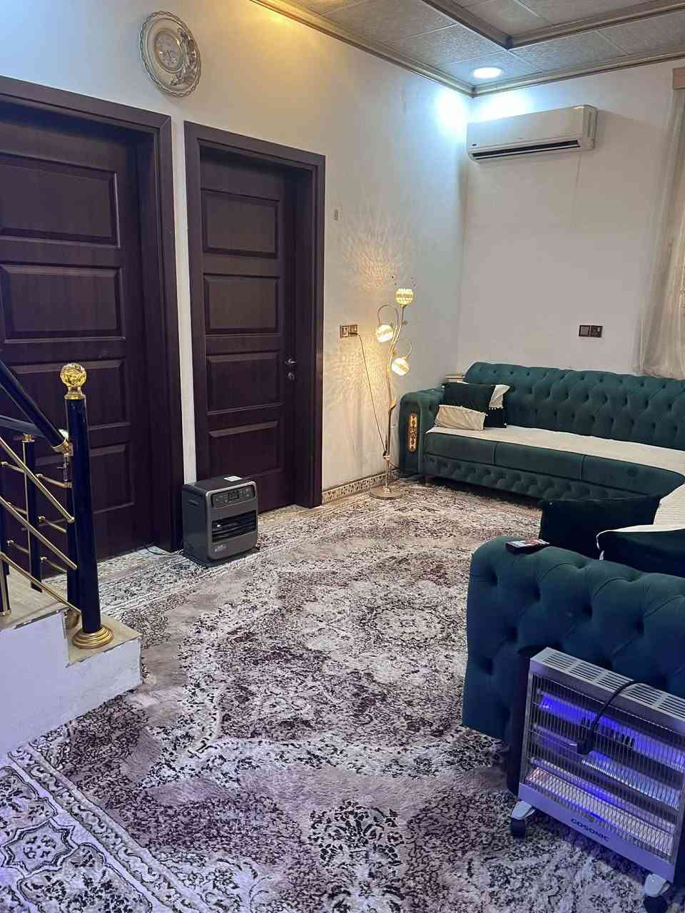 دار للبيع في حي الزهراء المدخل الاول 100 متر مربع طابق واحد وبيتونة بناء حديث  التواصل عالخاص او بالرقم*********** السعر115 قابل للتفاوض
