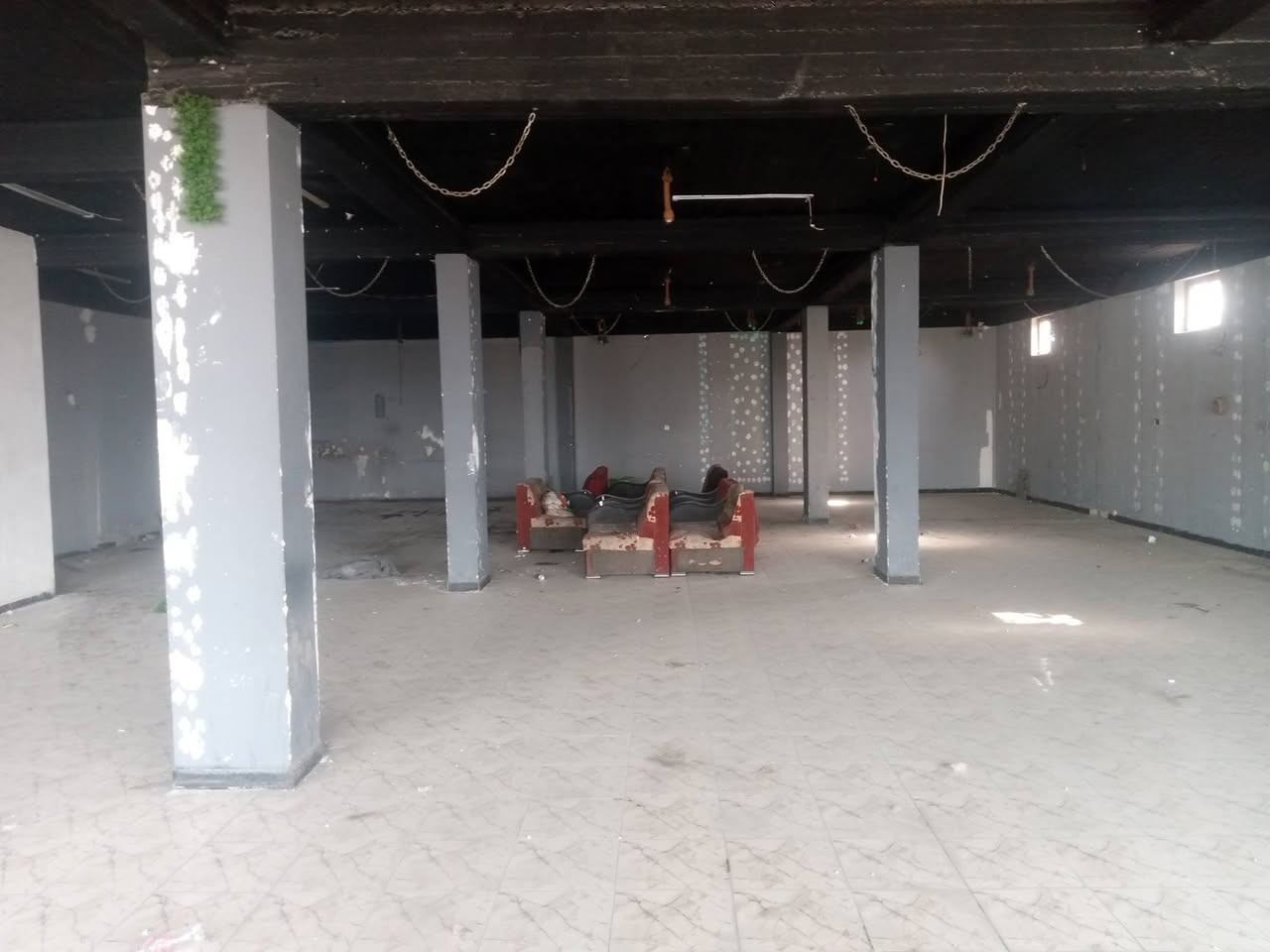 للأيجار
قاعه 300م حي القاهره على الشارع العام تصلح مجمع او كوفي او معهد إلى آخر.....   ***********
