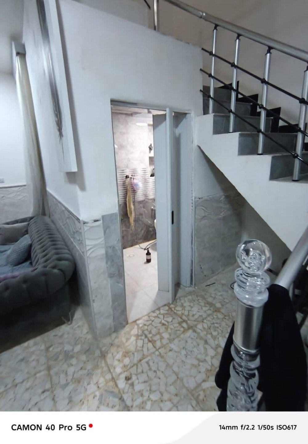 السلام عليكم

بيت للبيع 200م طابقين  كونكريت مسلح فولل بناء جديد 

🔴يحتوي الطابق الأول عل غرفتين نوم وصاله ومطبخ وصحيات واستقبال  وطارمه كبيره 

🔴يحتوي الطابق الثاني على 4 غرف نوم + سويتات وصاله وصحيات   بناء درجة اولئ كونكريت مسلح طابوك 

  .......  يوجد صور 👇 .......... 

📍حي النداء شارع جامعة الكفيل قرب صيدلية عمار رشاد قرب شارع المدرسه الورديه ***********