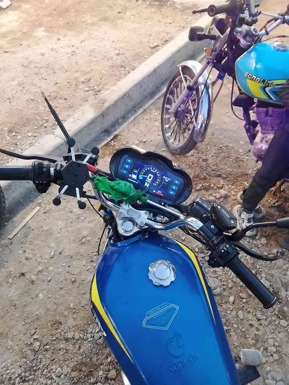 سلام عليكم سيفان موديل 25 فول وراق كامله سعر ٨٠٠(***********)
