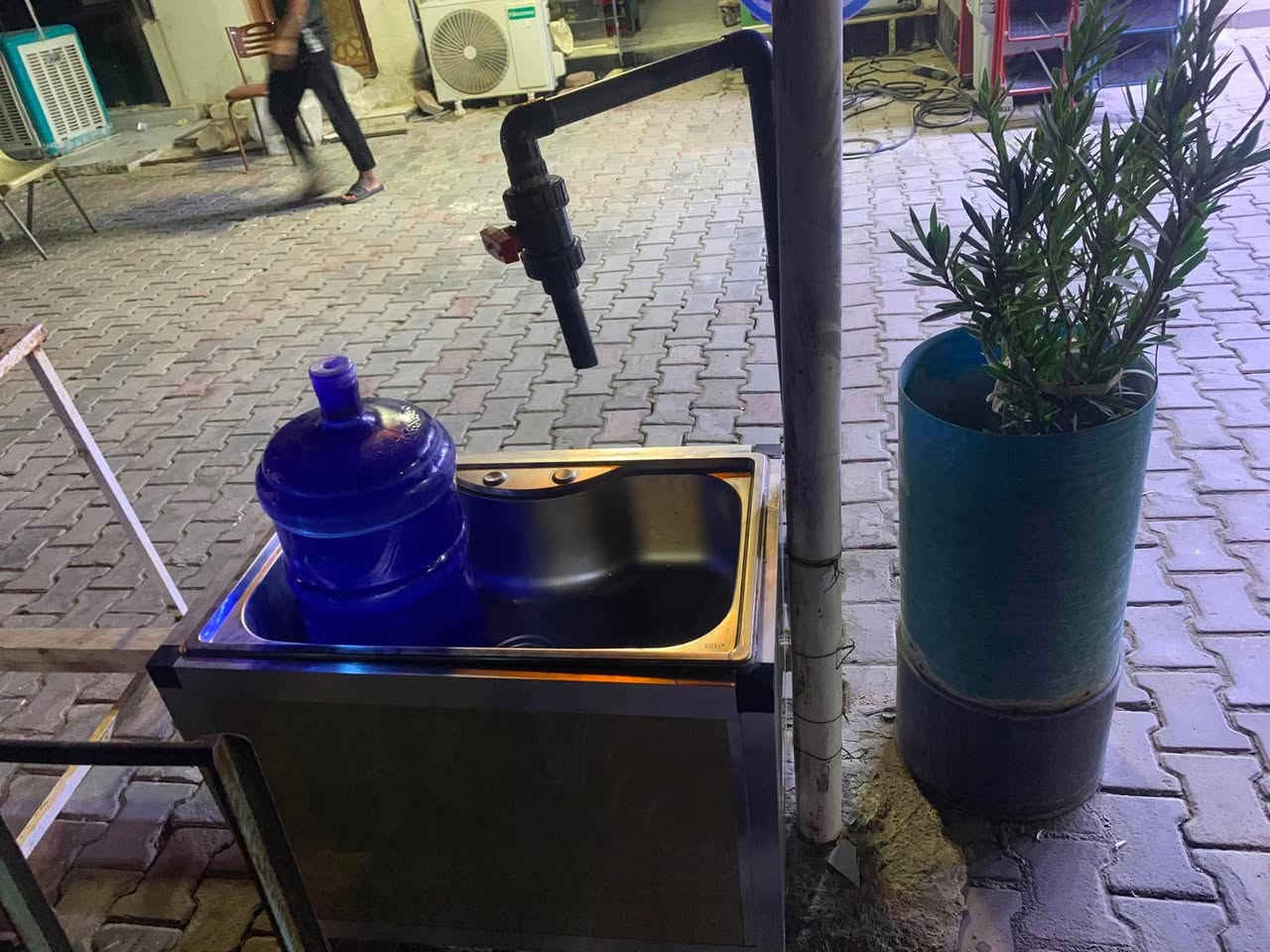 محطه ماء أرو ماطورات إيطالي 
قدره الإنتاجية ١٠٠٠ لتر في ساعه 
بنبرين جديد 
ترهم تنباع في نفس مكان أو تريد تنقله بكيفك 
موقع شارع ٤٠ يم قريبه على العزاوي فرع الثاني 
اي ستفسار تصل وتدلل 
***********
