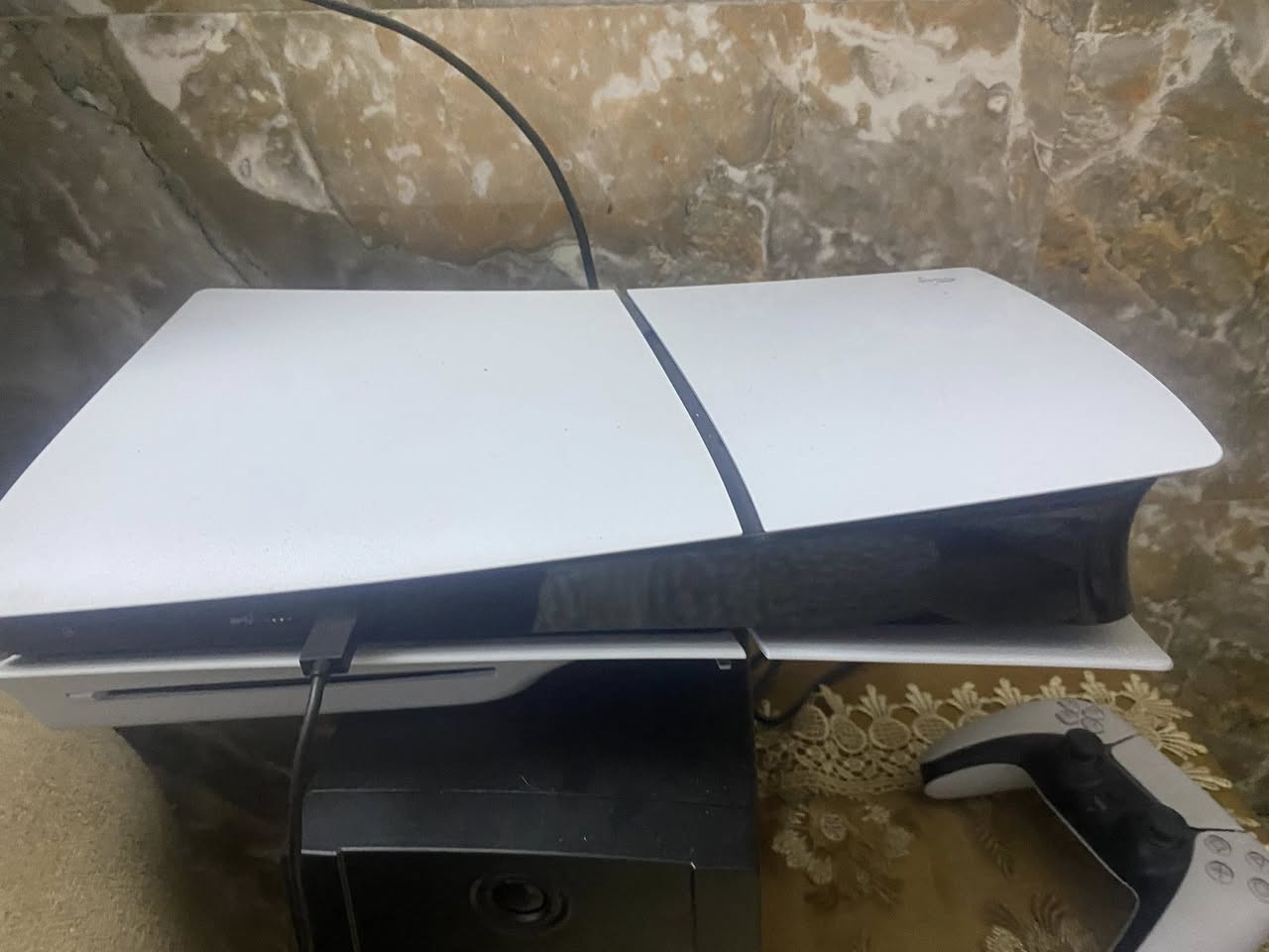 بلي فايف ويا يوبي اس وجوستكات ثنين ولعبات ثنين موضحه بلصورة للبيع جديد اخذته قبل شهرين بس وكت ماكو واحد يستفاد منه يمكن مشغلينه جم ساعه بس رايده ب950 كامل 
بس اليوبي اس الفاربر اني ماخذه ب125


**إذا كنت صاحب هذا الإعلان وتريد حذفه لأي سبب، رجاءا أرسل رسالة إلى الدعم الفني**