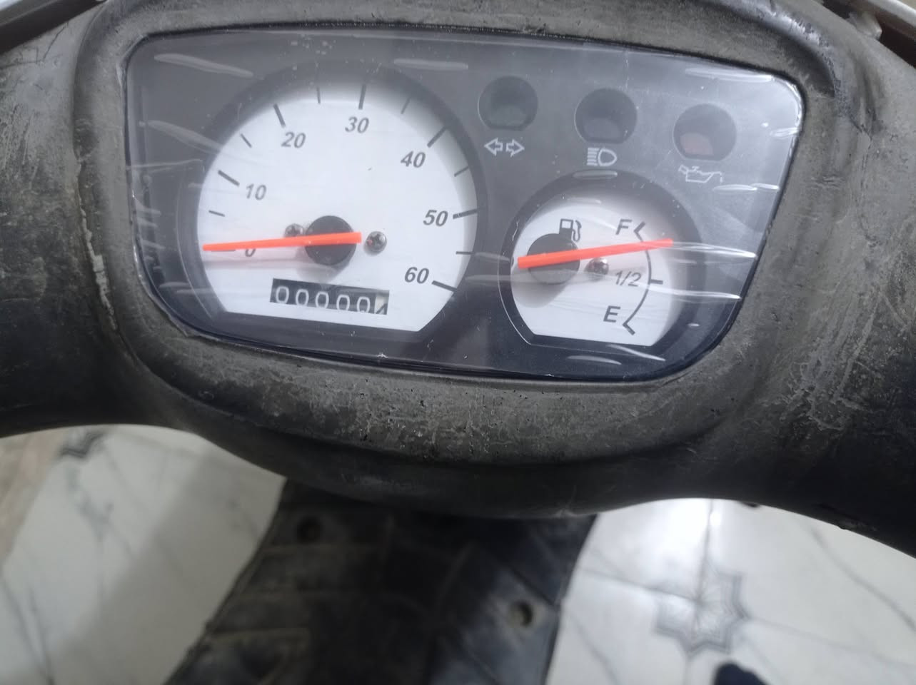 ياماهة تسع زروف نضيفة للبيع السعر (550) الف وبيهة مجال قليل حك الجية الدراجة نضيفة وتشتغل نكرة عوزهة بس باتري
***********
