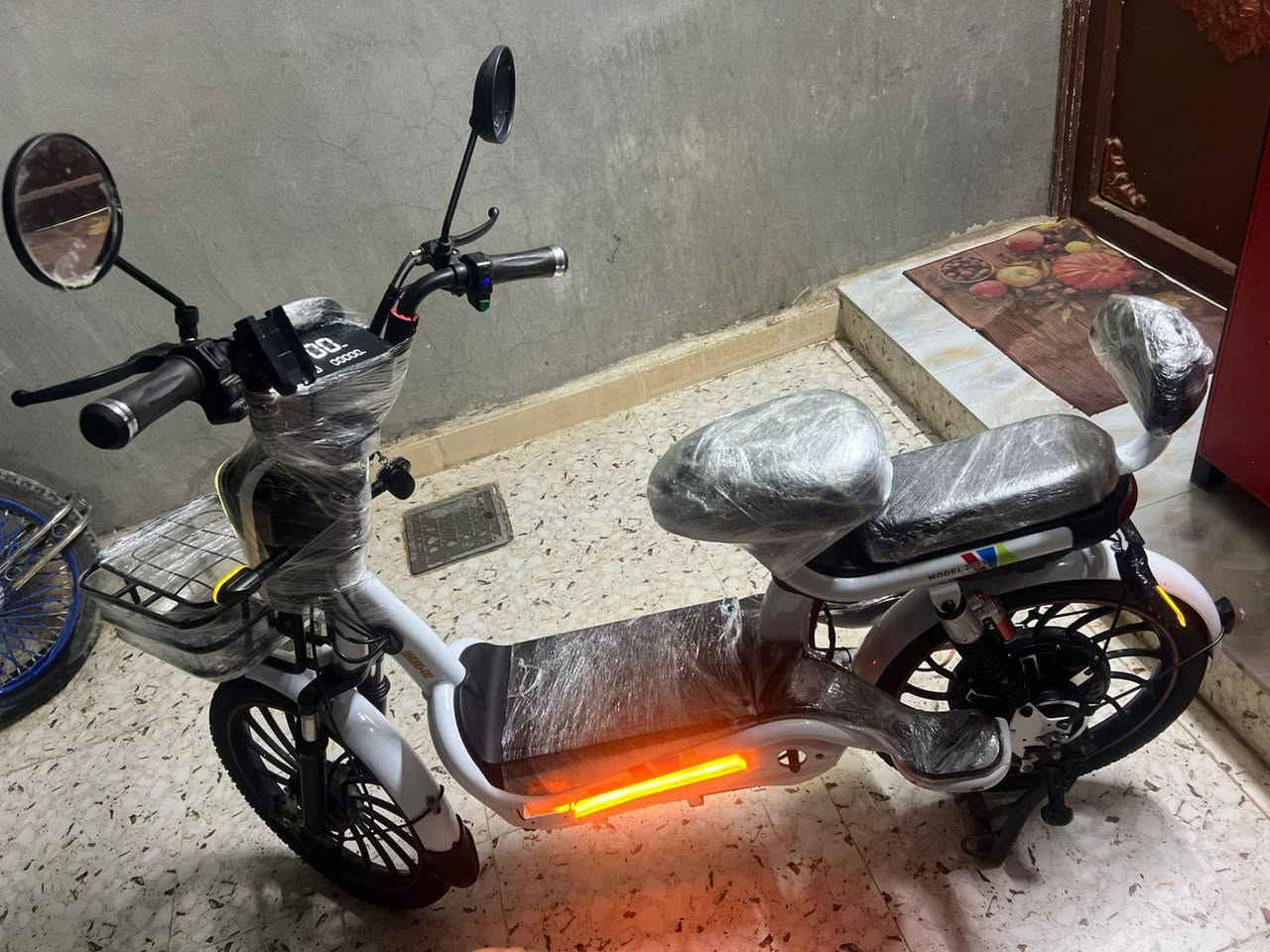 سلام عليكم دراجة شحن للبيع 5بطاريات ليثيوم تأيرات جديد دراجة تمشي80 دراجة مال بيت بل شرط تعال وشوف إذا مو نفس الصورة لا تشتري سعر330 وبي مجال لشراي متواجد خاص ومخابرة رقمي-***********
