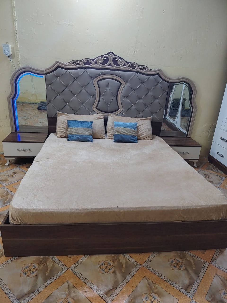 سلام عليكم هاي غرفه بيع مستعجل عدنه مريض استعمل ٣اشهر  فخمه جبيره اخذتها ١٨٠٠  لونها مميز وضد وصخ ولتراب وياها دوشك طبي هديه ومزهريه سعرها ٧٠٠ مكان رمادي تأميم ركن مدينه


**إذا كنت صاحب هذا الإعلان وتريد حذفه لأي سبب، رجاءا أرسل رسالة إلى الدعم الفني**