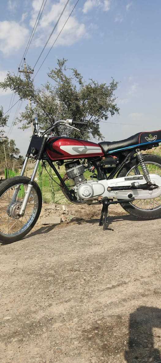 سلام عليكم اخوان دراجه للبيع نضيفه گدام عينك السعر 650 وبيه الطيبين رقم *********** العوان ميسان علي شرقي
