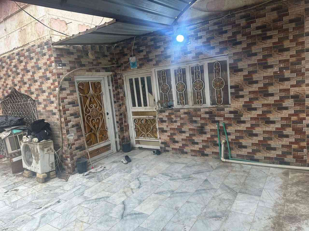 السلام عليكم بيت للبيع طابقين الطابق الثاني شقه طابو صرف مساحة 200 مكان مدينة الصدر أربعمئة دار قرب الساحه  ثاني بيت سعر 230وبي مجال ستفسار *********** من أو ***********
