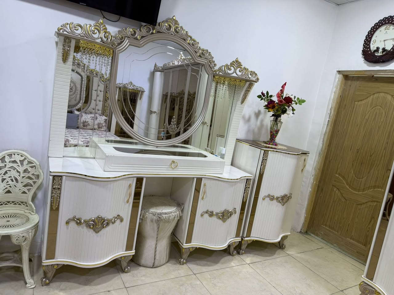 سلام عليكم عندي غرفه تركي دراجهً اولاً موقع بغداد الكرادة ًلسعر مليون وربع  الغرفه نضيفه جديد سنهً ماصار لههً الرقم ***********
