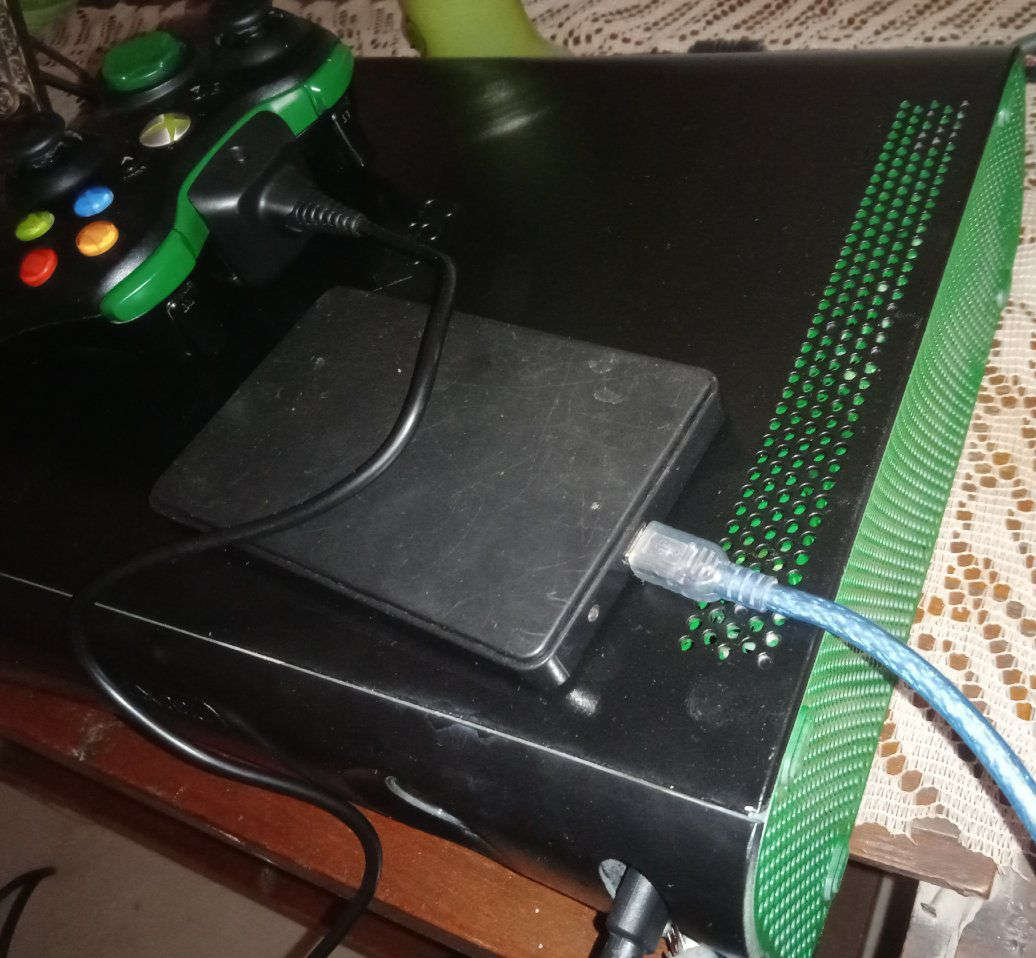 جهاز Xbox 360 (النسخة القديمة – FAT) إصدار خاص
Limited Edition
بسعة تخزين إجمالية 570 جيجابايت
المواصفات والمحتويات:
جوي ستك Xbox 360  (إصدار خاص)
قرص صلب داخلي ثابت بسعة 320 جيجابايت
قرص صلب خارجي بسعة 250 جيجابايت
عدد 2 يد تحكم أصلية
كابل HDMI أصلي
كابل AV أصلي من مايكروسوفت
محوّل طاقة مع سلك الكهرباء
كابل شحن لأيدي التحكم
بطارية خاصة بذراع التحكم
الحالة:
الجهاز يعمل بكفاءة تامة
جميع الملحقات أصلية وجاهزة للاستخدام
السعر 125 ألف مع التوصيل داخل بغداد
للاتصال و للستفسار على الرقم:- ***********
