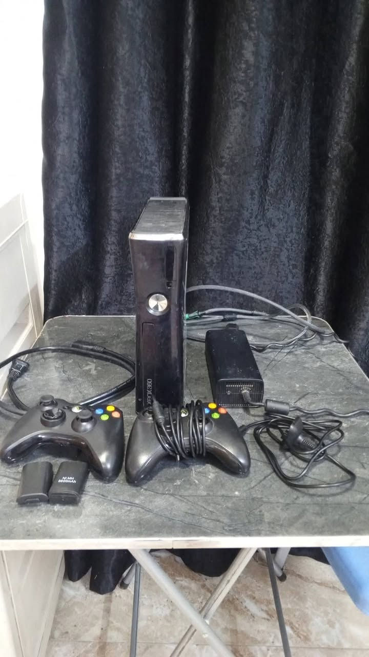 سلام عليكم اكس بوكس 360 سلم مهكر مع جميع ملحقات وثنين جويستك أكثر من 50لعبه السعر 110 الموقع النجف الاشرف ويوجد توصيل باله اوربي وليس تجاري اوصيني***********
