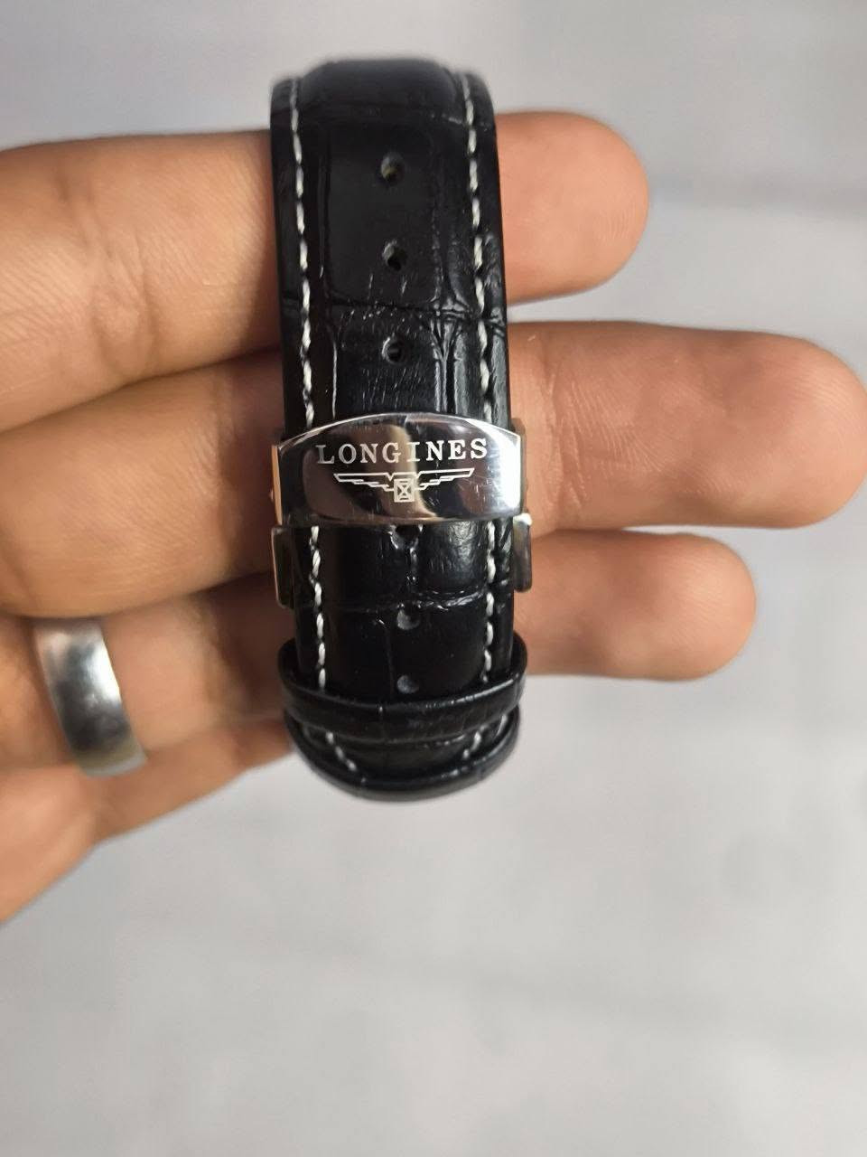 لونجين Longines وارد اوربي
تحفة فنية
مصصمة لطيارين و الضباط
مكينة كوارتز ناعمة تعقيدة كونكراف ( جميع سناتر شغاله)
ميناء مميزة ( محببة) مزودة بمنفذ تاريخ 
نظام شمسي قمري☀️🌑
زجاج معدني ضد الخدش 
مقاومة ماء وغبار 
سير جلد 
القطعة مختمة بالكامل
نظافة 97% 
قفل فراشة 

⚠️ملاحظة متوفر قطعة واحدة فقط 

السعر :- 30 الف ع اول تم 
للحجز والاستفسار يرجى مراسلة الصفحه


**إذا كنت صاحب هذا الإعلان وتريد حذفه لأي سبب، رجاءا أرسل رسالة إلى الدعم الفني**