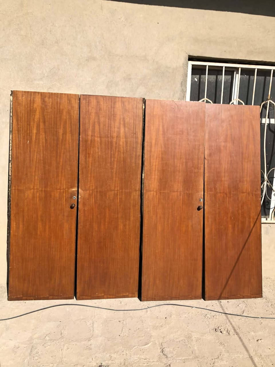 غرفه اخشاب من القديمات ابيعها كلها او مثلا قطع كلمن وحدها عادي خشبها نظيف بس هنا صار ترميم ومطلعيها ف متوسخه الكنتور هذا ممنصبيه بس مخلين البيبان هيج هو ٦ ابواب مو ٤ 
السعر ٢٥٠ وبيها مجال


**إذا كنت صاحب هذا الإعلان وتريد حذفه لأي سبب، رجاءا أرسل رسالة إلى الدعم الفني**