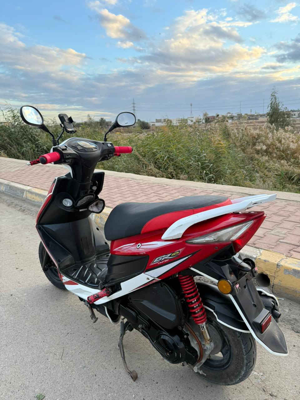 دراجة سايم نحله للبيع الدراجة مسجلة بيها سنوية باقيه ع استلام اللوحات بس تحول تستلمهن الدراجة نظيفه ومحرك نظيف ومكفول وكشر نظيف دبلات جديدة كهربائيات كلها شغاله لايت زنون اشاير كله شغاله الدراجة موديل 2019 GR سعر الدراجة مليون و 50 للتواصل ***********
