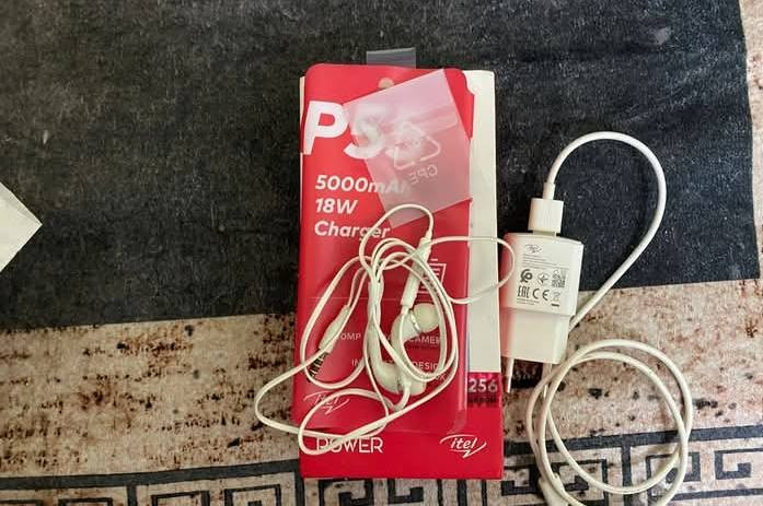 للبيع في البصره الطويسه تلفون جديد كامل ذاكرته 256 شاشه تخبل كامره واضحه جدا 50ميكابكسل السعر 80 يحتاجله بس تعديل للشاصي ب25الف يعدلونه الك بي ميلان خفيف
اخو الجديد ماناقصه شي ابدا كامل اشراي خلي يراسلني ***********
