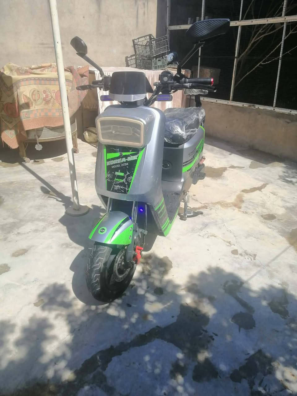 سلام عليكم
بايسكيل شحن للبيع 
بطاريه ليثيوم 5 بطاريه 
عقل رياضي 72V
 ملف رياضي
سعر 400بي مجال 
رقم هاتف ***********
