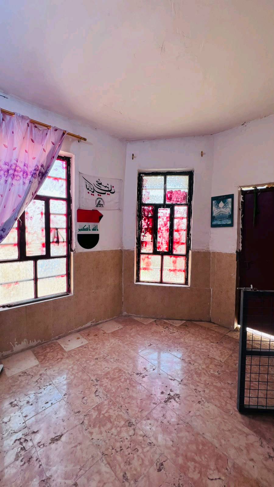 سلام عليكم بيت بل سبل الاولى قرب مكتب الفرطوسي،، ال مساحه 75متر طابقين كونكريت الرضي كونكريت صب حصيره الفوك صب كونكريت الطابق الول بيه غرفه وصاله ومطبخ وصحيات الطابق الثاني بيه غرفه وصاله وصطح زغير الرضيه كرانيت البيت طابوق البناء،، الاسعر 33وبيه مجال الشراي 
الهاتف***********
