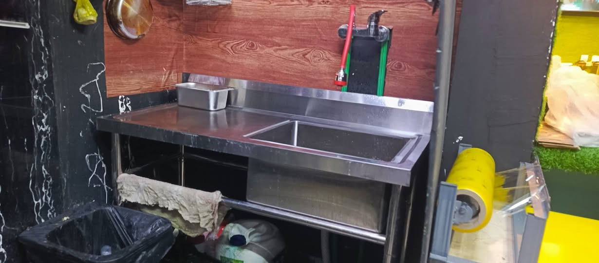 السلام عليكم ، مطعم جاهز للبيع
العنوان / قرية الغدير الأولى - البوابة الأولى - شارع مدرسة الإدريسي قرب اسواق بغداد
ايجار المطعم شهرياً 500 الف وكل شهر بشهره
المطعم يحتوي على التالي 👇
١. ميز طعام عدد 8
٢. كراسي عدد 16
٣. براد مشروبات عدد 2
٤. براد مقبلات عدد ١
٥. بلازما حجم 52 + منظومة كاميرات كامله مع السيستم ( صوت وصورة ) 
٦. مجمده عدد 1
٧. ميز عصير مع 3 خلاطات 
٨. ميز كاشير مع كرسي 
٩. كاشير نظام AMT 
١٠. طابعات عدد ٢ مع جهاز يو بي اس 
١١. مغسلة ( تعليگ + مرايا ) عدد 1
١٢. طباخ شغل عراقي ( ٣ عيون ) عدد 1
١٣. كرين بركر سلستيل مع حوضين تقلاه عدد 1
١٤. حمايه طعام ( باربري ) كهربائيه منضديه عدد 1
١٥. حماية طعام ( غربي ) عدد 1
١٦. ميز مع مرمره عدد 1
١٧. سنكي سلستيل حوض واحد عدد 1
١٨. ملوثت كنتاكي عدد 1
١٩. رفوف حديد درجة اولى عدد 6 على قياس المطبخ
٢٠. سفريات ( حاضنة كنتاكي كيلو ونص كيلو + ماعون ريزو صغير وكبير وبعد اكو مواد هواي خاصة للتجهيز ) 
٢١. انارة خارجيه وداخليه كاملة 
٢٢. المطعم مجهز بالكامل من الماء والمجاري ايضا داخليه وخارجيه 
ديكور المطعم مثل ماموضح بالصور او الفديو كله ورد وتارتان 

ملاحظه : المطعم مامفتوح غير شكم يوم حتى بعدني قطعة ممخلي للاستفسار اكثر متواجد ع الفيس وهذا رقمي ***********
