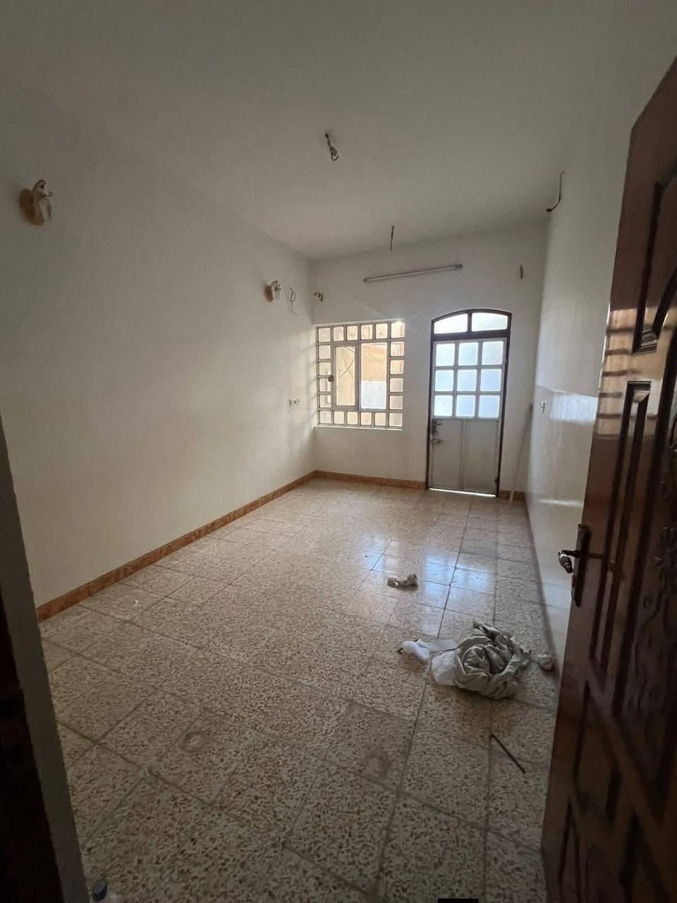 🌙 للإيجار للايجار 🌙
📍 موقع الدار حي السماح الاولى قرب جامع ابو يعلى الموصلي
🏠مساحة الدار ١٠٠م طابق واحد يتكون من 
غرفة نوم استقبال مطبخ صاله صحيات+بيتونة 
سعر اللايجار قفل 300 
***********
***********
