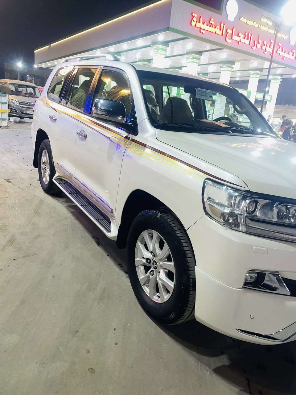 سلام عليكم لاندكروز  فطيم موديل 2016 بيه صبغ ربع لبنيد وباقي سياره مكفول سياره مال جناي جديده معنه لكلمه والله شاهد احله من صور ميكانيك مكفول من كل نواحي تراي كلش حلو مال 24 وسعر لمطلوب 440 وبيه مجال رقم صاحب سياره ***********مكان بغداد
