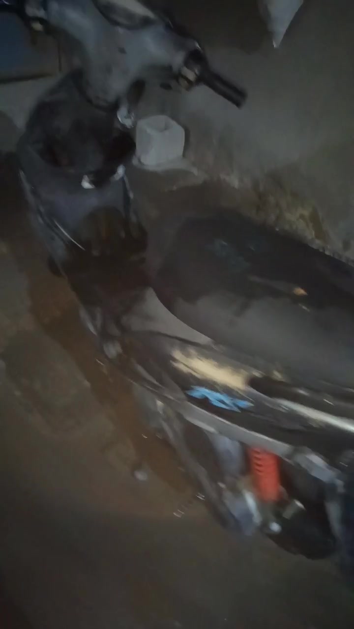 سكوتر للبيع، حالته مستخدمة وبها آثار استعمال وخدوش واضحة مثل ما مبين بالصور. مناسب للاستعمال اليومي، والمشتري يگدر يفحصها على الطبيعة قبل الشراء. إذا تريد تفاصيل أكثر عن الموديل والحالة والملحقات راسلني.