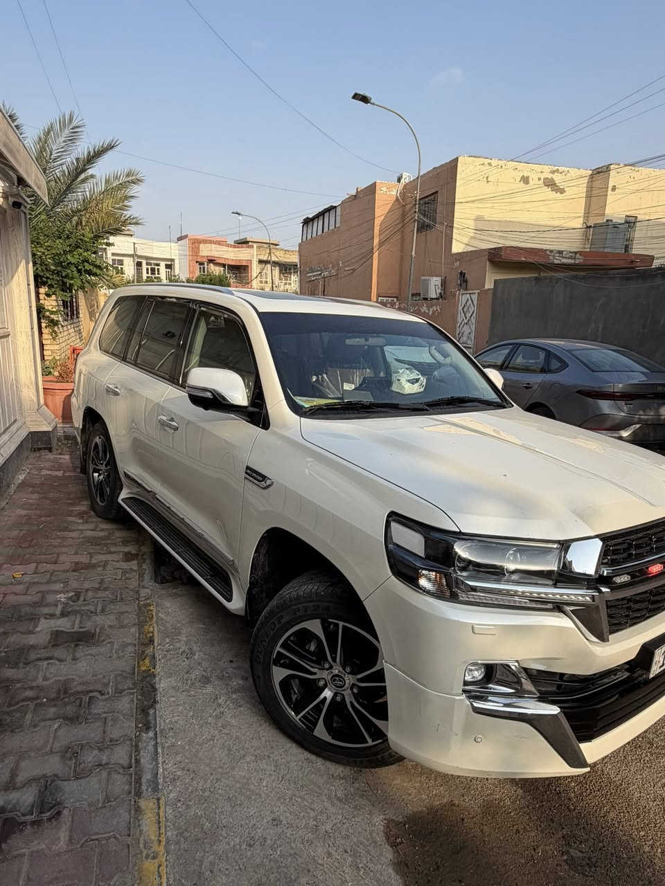 السلام وعليكم لاندكروز 21 كراند تورنك v6
فول مواصفات بحريني داخل قرميد
كاميرات 360 
3شاشات 
5 بصمات 
كشنين كهرباء 3 دكم الجنطه كهرباء وشفط 
8ايرباك 
ثلاجه 
فتحه سقف 
تشغيل عن بعد 
باقي مواصفات اللاندكروز المعروفه 
رقم بغداد تحويل ثاني يوم 
ماشيه 80000km 
كفاله عامه عدا شخط بلجاملغ الخلفي 
مكاني الكوت 
***********
سعرها 580$
