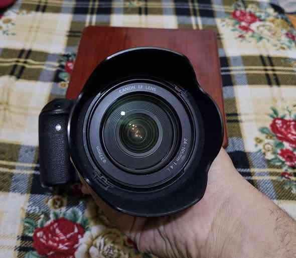 السلام عليكم 
كامرا كانون 6D مع عدسه 24_105 الرنك الاحمر 
الكامره استعمال شخصي نضيفه مثل ماموضح بالصوره 
وياه كرب حامل بطاريات وبطاريه وحده مع جميع ملحقاته كارتونه شاحنه مع جنطه وحزام الكتف كل غراضه الاصليه 
السعر ٨٠٠ وبيه مجال للطيبين 
الكامرا غنيه عن التعريف موجود توصيل جميع المحافضات 
للتواصل خاص او واتساب ***********
