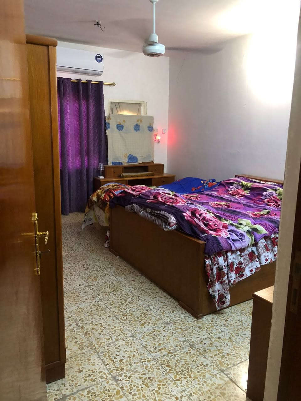 السلام عليكم 
دار للبيع في حي الفرات خلف العادلي قرب المتنزهه مساحته 210     طابقين نظيف وعالي عن الشارع للبيع بسعر 225  وبي مجال للمراجعه والاستفسار مراجعه مكتب الجزائرللعقار الكائن في الجزائر الشارع العام خدمي برج الامراء هاتف ***********
