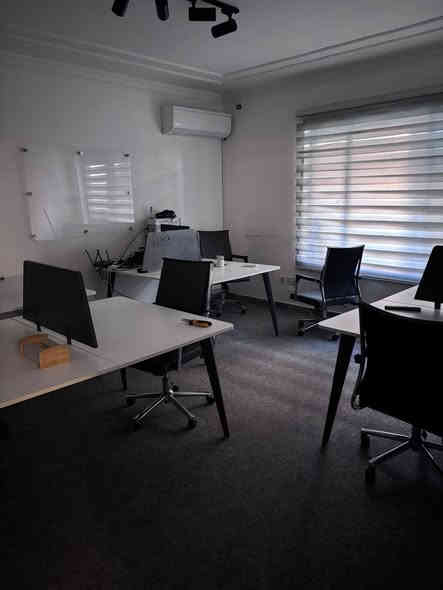 السلام عليكم
مكتب رئاسي مع ثلاثة (مكاتب وورك ستيشن مكتب ثنائي متقابل) 
استخدام ثلاثة أشهر السعر مليونين وبي مجال بسيط بغداد الجادرية ***********
