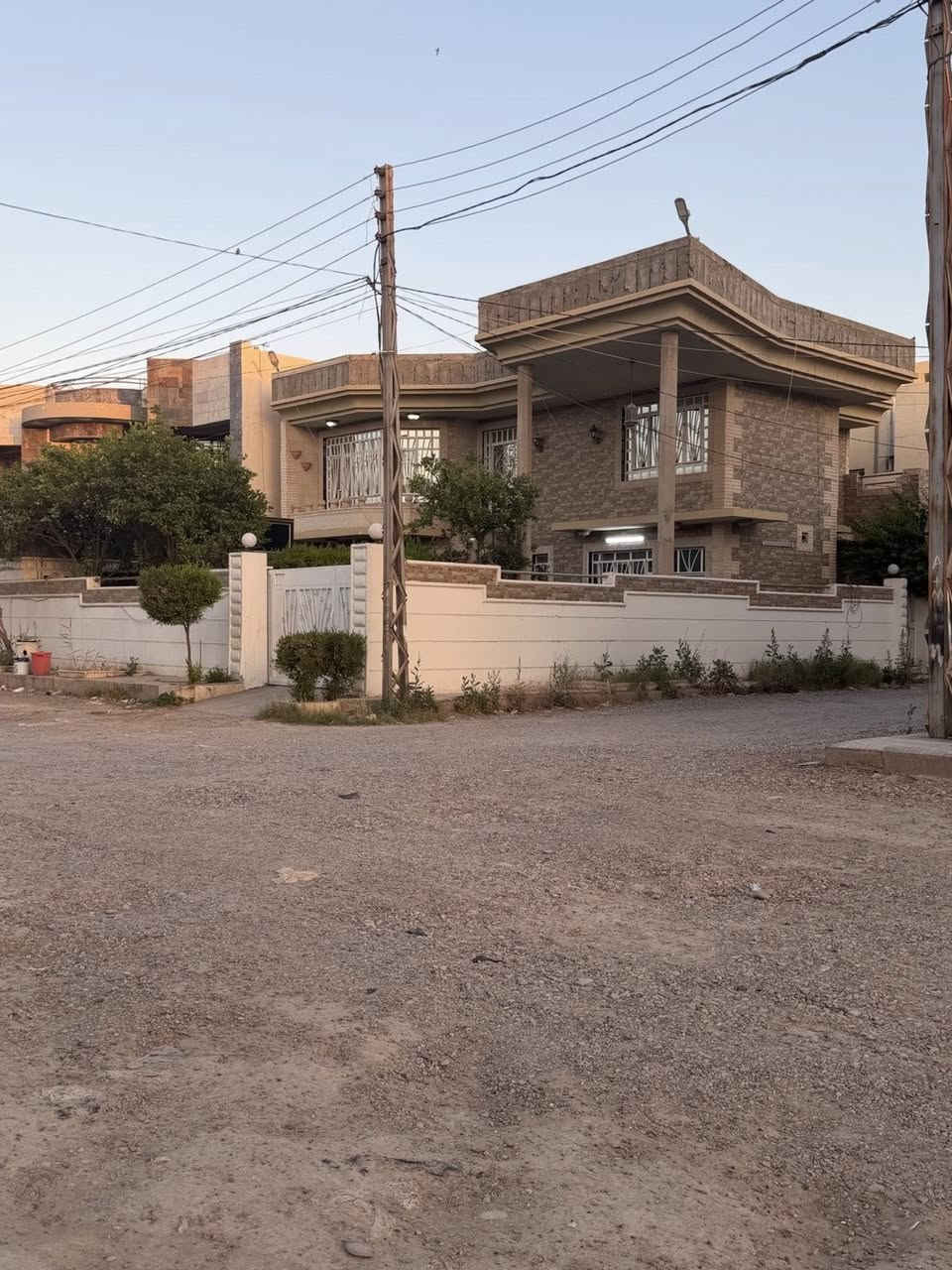 بيت للبيع ، سامراء حي الشرطه بالقرب من المنتزه مساحه 350 للتواصل ***********
