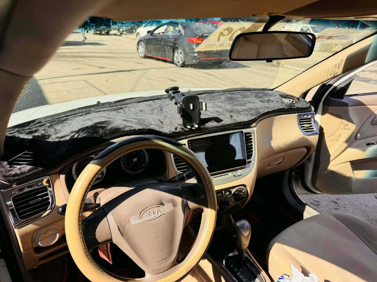 كيا ريو وارد خليجي 2009 نظيفة مال بيت بيها معجون باب السايق شوية بس شرط التحويل
***********
