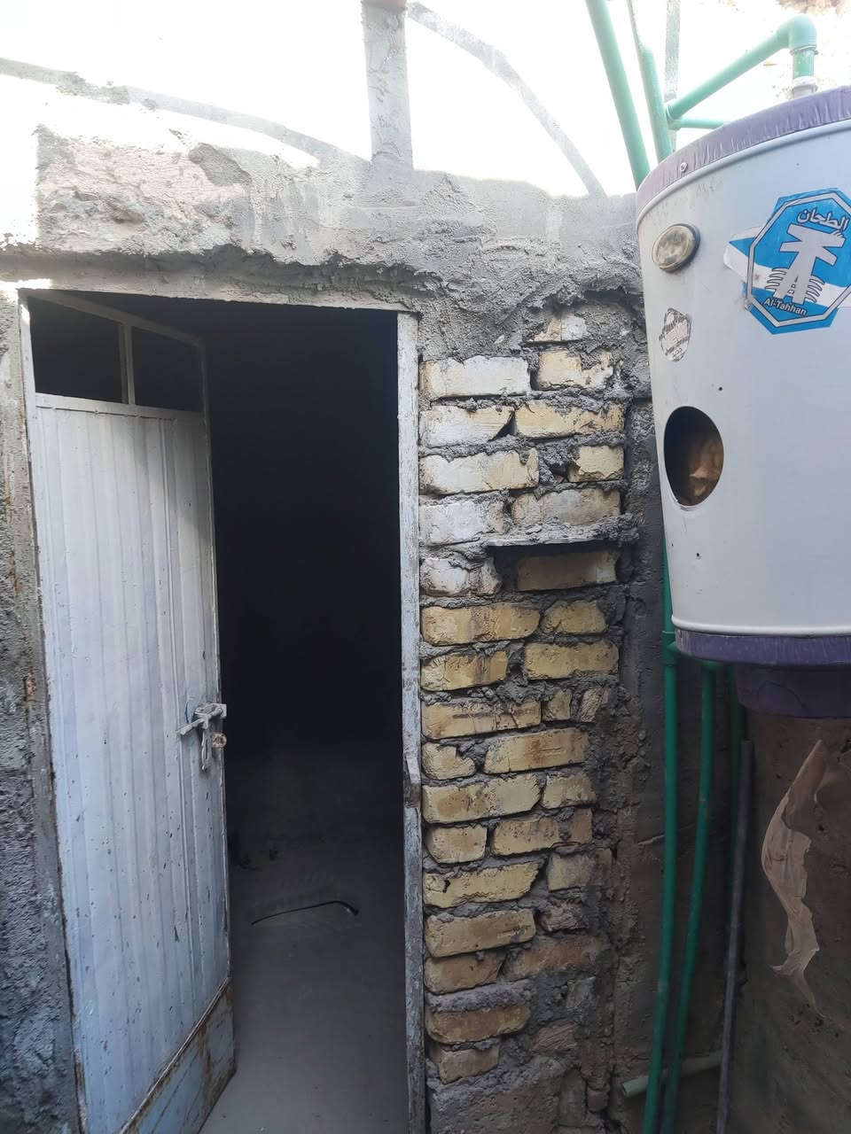 بيت للبيع سند 25 او مراوس بسيارة 
العنوان بيت 100متر بناء غرفه وصاله وحمامات  
كامل الخدمات ماء كهرباء  مولده  تبليط  العنوان نجف شارع كربلاء نجف عمود 188 موقعه جدا راقي السعر 10 وبي مجال للاستفسار على الرقم ***********
