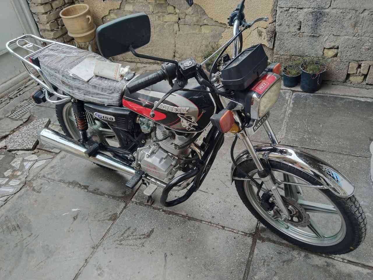 للبيع دراجه سيفيان موديل 19 دراجه كامله اوراق وكمرك مدفوع مكفوله من تنقيص ودخان شادلها زوج تايرات ودبلات خلفيه ودسكات جديده والباقي وضع الشركه عنواني بغداد حسينيه مال راشديه السعر 500 وبيها مجال ***********
