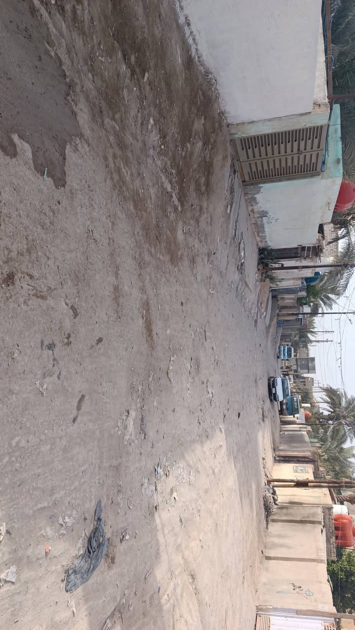 هذا البيت المساحه 250  ابيع منه نص 125متر اذا واحد يريد  سعر مناسب   حي المهندسين  مقابيل المدينه يم مدرسه ريحانه  الا تصال ***********
