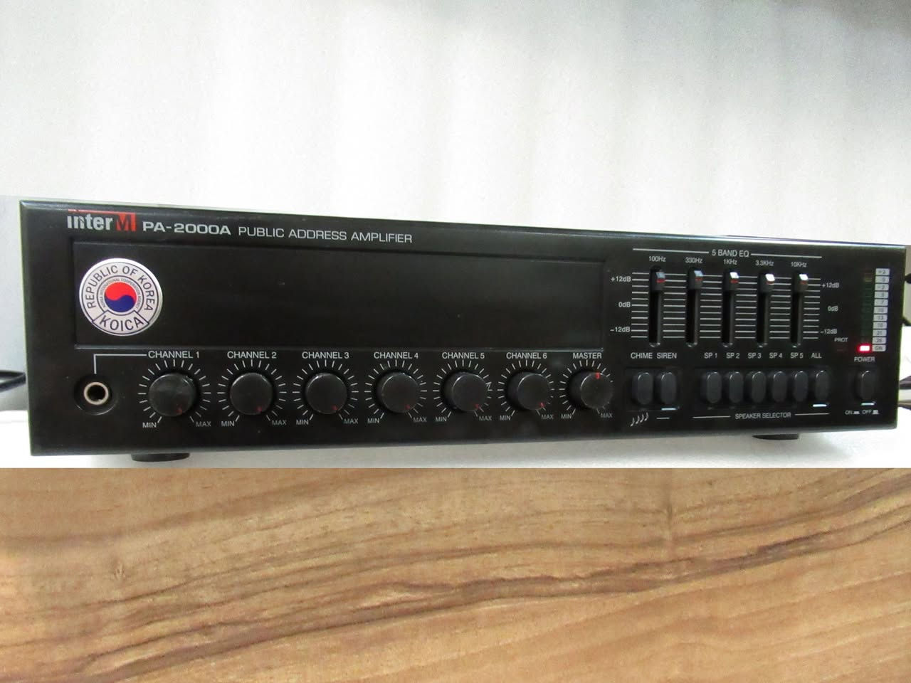 Inter-M PA-2000A                 مضخّم صوت احترافي لنظام النداء العام

الحل الأمثل للمساجد، المدارس، القاعات، الشركات،

 المستشفيات، المطاعم، والمولات .

 المواصفات التقنية (Technical Specifications)

قدرة خرج عالية 60 واط RMS – صوت قوي وواضح لتغطية مساحات كبيرة.

نطاق تردد واسع من 60Hz إلى 20kHz لضمان جودة صوت نقية في الكلام والموسيقى.

تشويه منخفض جداً THD أقل من 1% – أداء صوتي مستقر وممتاز.

نسبة إشارة إلى ضوضاء 105dB – صفاء صوت عالي دون تشويش.

موازن جرافيكي 5 نطاقات للتحكّم الكامل بنبرة الصوت حسب المكان.

6 قنوات دخل (ميكروفون/خط) للتحكّم بجميع مصادر الصوت.

مداخل موازنة Balanced XLR لضمان نقل صوت بدون تشويش.

مخرجات سماعات متعددة: 4Ω، 8Ω، 70V، 100V

— مناسبة لأنظمة السماعات الصغيرة والكبيرة.

استهلاك طاقة منخفض 95 واط – اقتصادي ومتين.

تصميم قوي بوزن حوالي 10 كجم وأبعاد 420×100×320 مم يناسب تركيبه في الرفوف.

لمميزات (Key Features)

تحكّم لكل قناة بمستوى الصوت والحساسية — مرونة مثالية لأي إعداد صوتي.

اختيار 5 مناطق صوتية + تشغيل عام (ALL) — توزيع الصوت بدقة في مختلف المواقع.

صافرة Chime لبدء الإعلان وصفارة إنذار Siren للطوارئ — جاهز لأي سيناريو.

مدخل هاتف مع أولوية — الإعلانات الطارئة تكون أوضح وفورية.

إمكانية توسيع النظام عبر مداخل/مخارج Link — قابل للنمو مع مشروعك.

يدعم التثبيت في Rack 19” — مناسب لغرف الأجهزة الاحترافية.

أداء قوي وموثوق مخصّص لأعمال النداء العام

تحكّم كامل ومرونة عالية في إدارة الصوت

مناسب للمساحات الكبيرة والمشاريع الاحترافية

جودة كورية مُعتمدة عالميًا

 جاهز للعمل لساعات طويلة بدون مشاكل

 خيار مثالي للشركات والمطورين والأنظمة المؤسسية

السعر 100 الف 

يوجد توصيل


**إذا كنت صاحب هذا الإعلان وتريد حذفه لأي سبب، رجاءا أرسل رسالة إلى الدعم الفني**