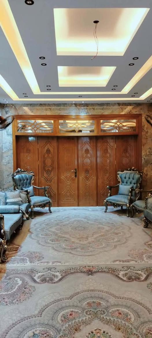 عقار للبيع في حي المهندسين – منطقة 17، بمساحة 200 م²، العقار طابقين. يحتوي الطابق الأول على استقبال وغرفتين نوم ومطبخ وصالة وتخاريج، بينما يضم الطابق الثاني غرفة نوم واحدة وصالة. العقار مبني بدرجة أولى من حيث الهيكل والتغليف والسقف، وكما هو موضح في الصور أدناه. للمزيد من المعلومات يرجى التواصل على الرقم: *********** سيد كريم المدني
