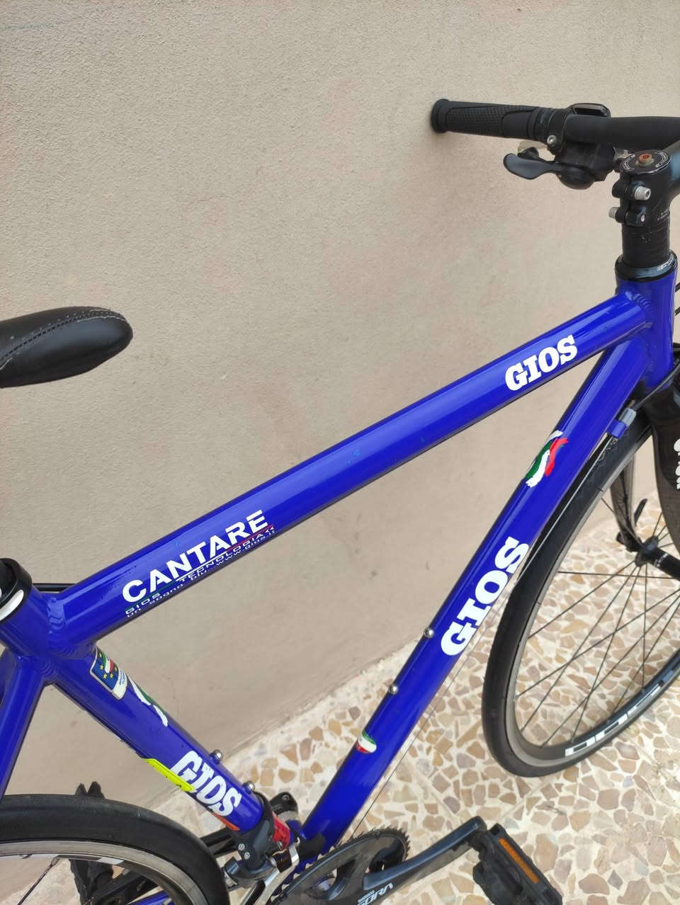 السلامُ عليكُم ...لعشاق السرعة والمسافات
دراجة ماركة #GIOS جيوس العالميه ماركه غنيه عن التعريف 

صنع ايطالي اصلي اورجنال ختم شركة 🇮🇹Made in ITALIA🇮🇹

حجم 28(C700)قياسM ميديم 52CM .لون ازرق چويتي لامع 

فوول المنيوم ماشة كاربون وزن ريشة خفيف جدا بمعنى الكلمة 

سستم شيمانو كامل سيت سورا #SHIMANO_SORA  حديث 

بدالات السرعة 9X2 نظام رود سباق سحب دفع #شاشة حديث 

مجمع براكيت بولبرين مختوم ختم الشركة #SHIMANO_SORA

ويالة بولبرين زوم طبقتين من ماركة #R500 فول سرعه وسلاسة

تايرات كتان اصلية من ماركة #vittoria_ZAFFIRO للسباقات 

ستيرن المنيوم رياضي نفخ مختوم ختم الشركة الاصلي #GIOS

كمبليونات وياله سلايت شيمانو .سرج جلد اصلي مختوم #GIOS 

🔴الدراجة بيها سرعه وخفه وسلاسة مو طبيعية طائرة ارضية🚀

🔴الدراجة بلكاغد  نظيفة بمعنى الكلمة بلنايلون 

🔴الدراجة قطعة مال حاوية غير مستخدمة داخل العراق 
     ما بيها اي نقص كاملة وجاهزة ع الاخير.. ما بيها برغي 
     مبدل على وضع الشركة بلاد ختم واحد ليبل واحد كلة
     جيوس #GIOS حتى الستيرن والسرج وبوري السرج #GIOS

المكان موصل الجانب الايسر..السعر 3ورقات (300$ دولار نهايتة)

يوجد توصيل بغداد وجميع المحافضات العراقية 

رقمي للتواصل ***********
