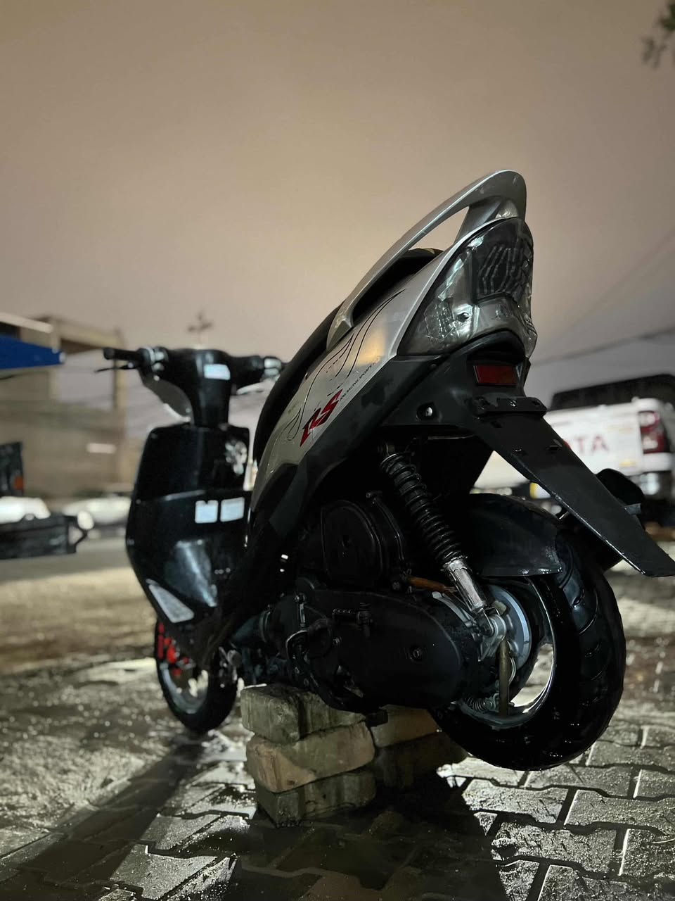 السلام عليكم 
ماكس عدله بلاديه الدراجه ماصارلها هواي من طالعة رمبة نضيفه كلش مكاني نجف بيع فقط الدراجه تخبل بيها تزويد مرتب خارجي وشغلات حلوة الدراجه كلش نضيفه مكينتها تخبل ما مفتوحة مكفولة ونضيفه دراجة كااملة من الطول للطول وكلش حلوة ونضيفة كدام عينك الي بنفسه يراسلني علواتس اب او يعلق واطبلة خاص ***********
 السعر 870 وبيها مجال كللللش بسيط لان دراجة كلش نضيفة وتعبان عليها بيها صالنصه صجميه ويدات بريك رياضي اصلي وشغلات كلة اصلي
