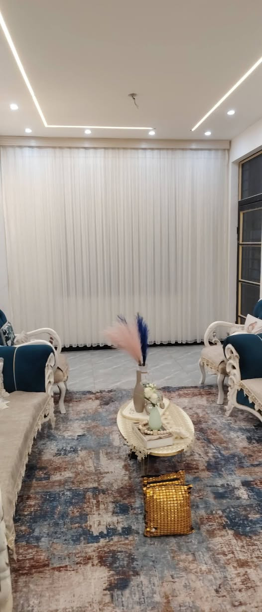 اللهم صلي على محمد وآل محمد الطيبين الطاهرين سلام عليكم بيت مساحه 180 متر طابق ونص اربع غرف نوم ثنين جوه ونثين فوك استقبال ومطبخ البيت ويه ثنين تخم وكاونتر مكان البيت وره بانزين خانه مال جيازنه استفسار هذا رقمي *********** *********** بي بس ارضيه مال غرف الفوك ماكامله ومحجر
