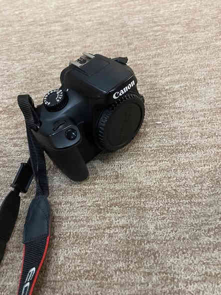 السلام عليكم 
كاميرا كانونEOS 4000D للبيع 
للعلم الكاميرا قليلة الاستخدام جدآ ونضيفة
وكل مرفقاتها بالصور مع رام 32 گيگا
السعر 290 الف وبها مجال
اي استفسار على الواتساب ***********
