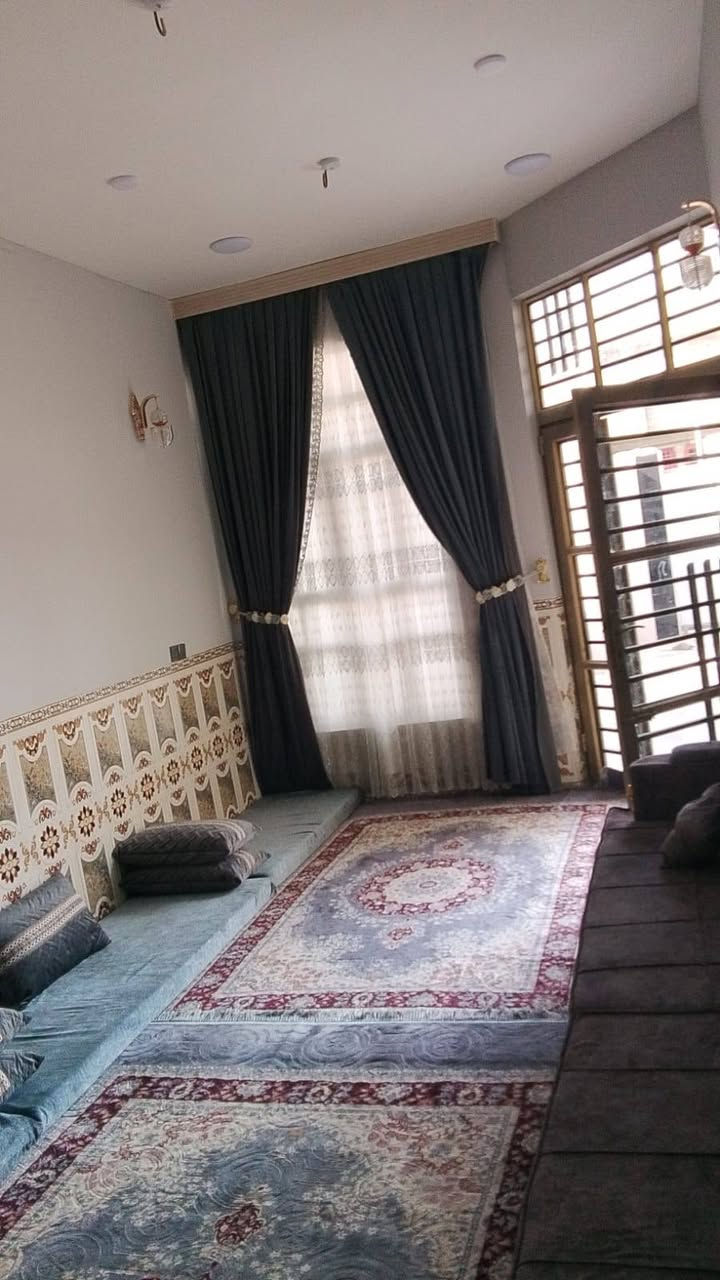 مشتمل للبيع الشهداء الثانيه قرب بيت ابو عبدالله المختار مساحه البيت 162.5 الوجهيه 6.5والنزال 25 القاط الاول طابوق سيراميك ارظيه وجدران كهرباء تأسيس بواري القاط الثاني بلوك    ارظيه سيراميك خدمات ماء وكهرباء ومدارس بتدائيه ومتوسطه وعداديه تبعد عني مسافه 5دقايق قرفه جوة وفرقه فوك مناور اثنين وصاله ومطبخ استقبال وحمام جوة وحمام فوك البيت باسمي السعر 110وبي مجال  رقمي ***********
