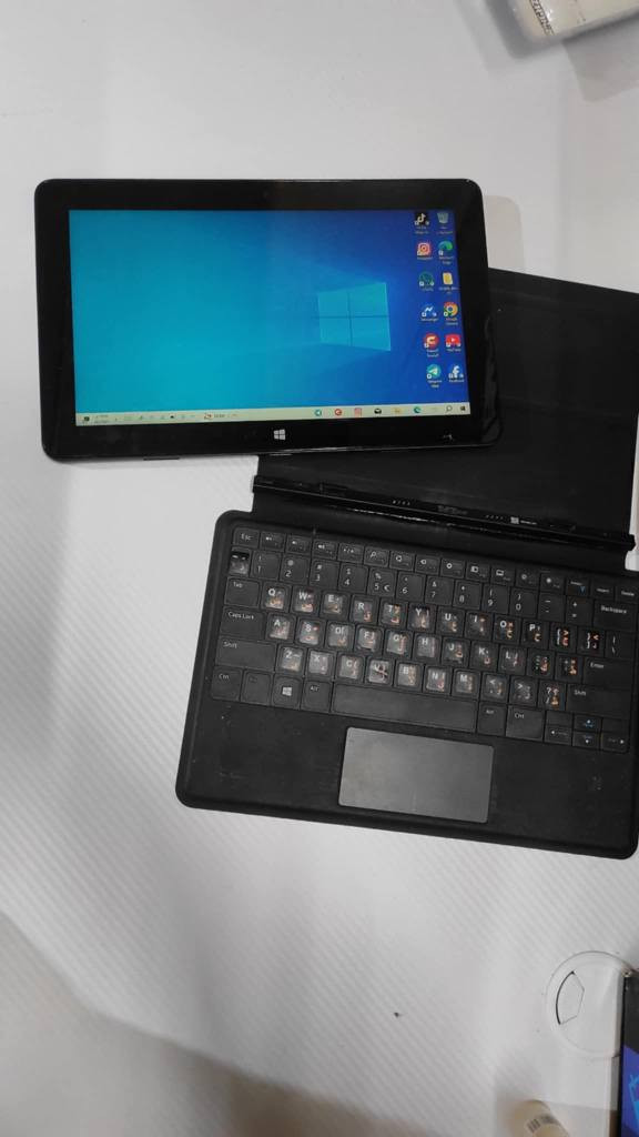 السلام عليكم 
تابلت لمس منفصل يصير لابتوب أو ايباد 
حجم الشاشه 11
معالج اتوم
ذاكره 64
نظام ويندوز 10 
يشغل برامج تواصل الاجتماعي والعاب الخفيفه يحتوي على كامرة أمامية وخلفية 
الملحقات شاحنة فقط 
سعر 85مكاني نجف حي النصر للتواصل متواجد خاص أو واتساب *********** النجف, العراق
