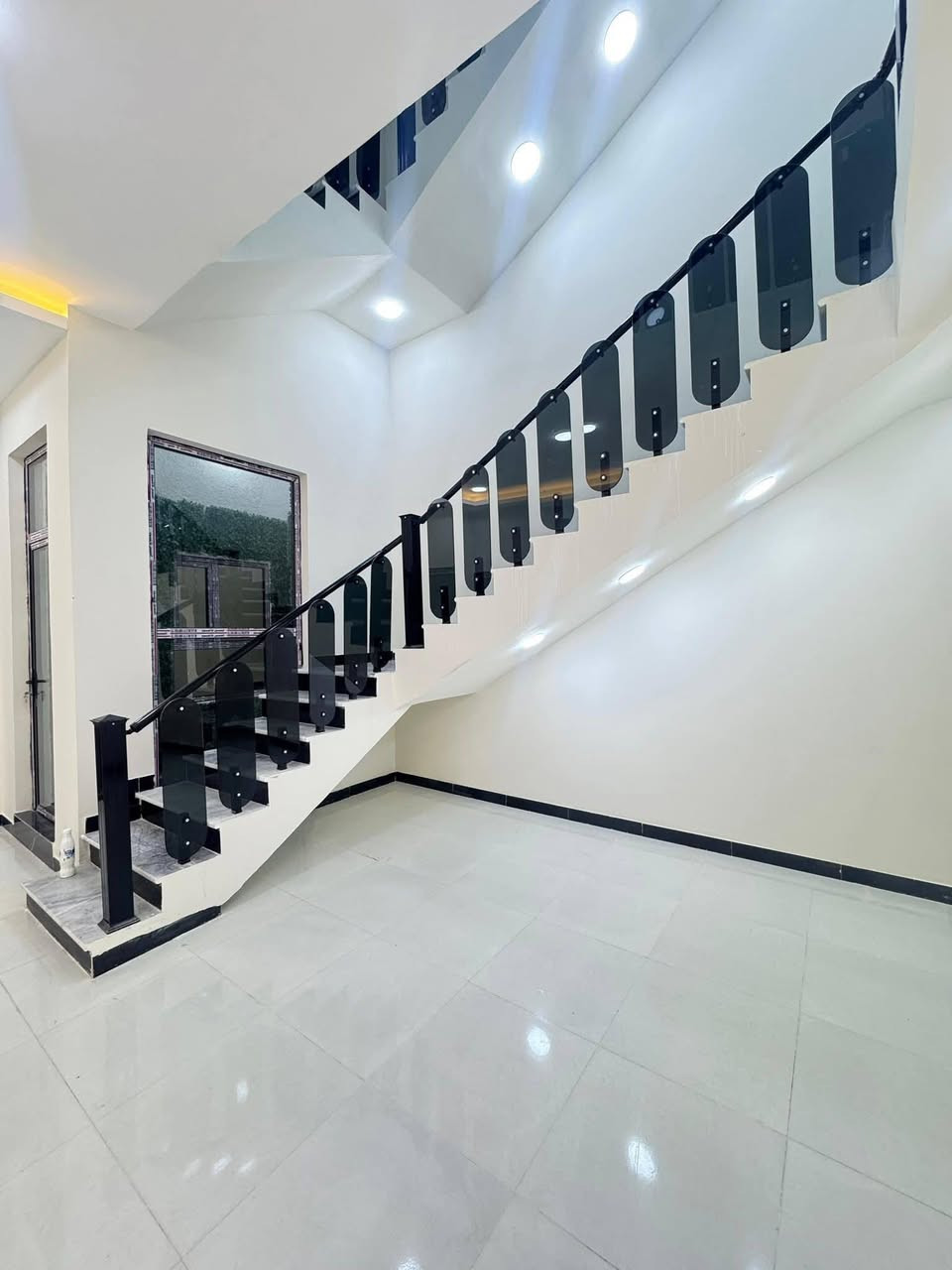 🏡 دار حديث للبيع – تسليم مفتاح 🔑
📍 الموقع: البصرة / أبي الخصيب / أبو الجوزي
📐 المساحة: 200 متر مربع
🏗 البناء: طابقين – بناء درجة أولى
🔹 تفاصيل الدار:
6 غرف نوم
صالتان
استقبال
مطبخ حار + مطبخ بارد
صحيات متكاملة
كراج
حديقة

تسليم مفتاح جاهز للسكن
📄 الملكية: طابو زراعي عراقي

السعر 195 رقم جوال ***********
