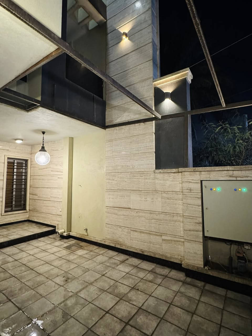 السلام عليكم
منزل للايجار في شارع فلسطين حي المهندسين الطابق الارضي
مساحة ١٨٠م 
غرفتين نوم مع مطبخ وصالة وحمامين
مخزن خارجي مع كراج
المنزل مزود باجهزه تبريد حديثة سامسونك انفرتر
البيت جاهز للسكن مباشرة
مصبوغ حديثا
للاستفسار الاتصال
***********
