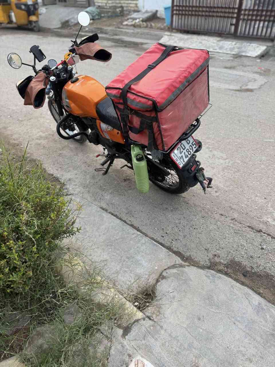 دايوان لاتي مديل ٢٢ رقم وسنويه باسمي سنويه ل٢٠٣٠ دراجه كامله ونضيفه سعرها ١٩٠٠ وبيها مجال شيء بسيط مكان بغداد المحموديه رقم ***********
